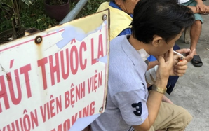 Hút thuốc lá trong bệnh viện: Vì sao khó xử phạt?