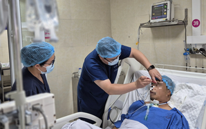 Thứ trưởng Bộ Y tế cứu người đàn ông gặp tai nạn trên cầu Nhật Tân