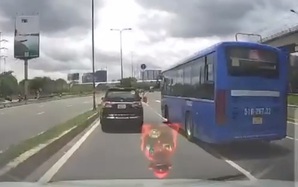 Ám ảnh với video xe buýt chạy "ẩu" suýt gây tai nạn ở TP HCM