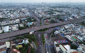 Cận cảnh kẹt xe ngày đầu người dân TP HCM trở lại làm việc