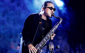 Trần Mạnh Tuấn mang tiếng saxophone trở lại đêm nhạc Phú Quang