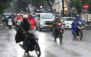TP HCM: Trời xám xịt, sấm rì rầm, mưa trút xuống nhiều nơi