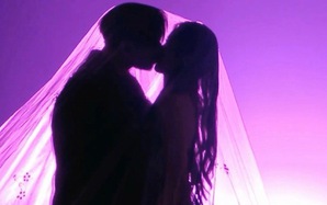 Thân mật trên sân khấu giao thừa, nam ca sĩ bất ngờ xin lỗi