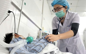 Chó cắn vào ngón tay, bé trai nguy kịch sau một tháng