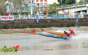 Sông nước Cần Thơ sôi động ngày Tết Dương lịch với cuộc đua vỏ composite "nghẹt thở"