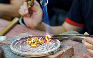 Giá vàng hôm nay 2-2 tiếp tục lao dốc khi mở cửa tuần mới, bạc tăng trở lại