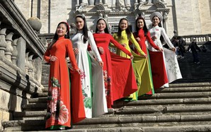 Dư âm hạnh phúc của xiếc Việt trên đường phố Tây Ban Nha