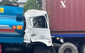 Xe container đang dừng đèn đỏ thì bị tông, gây ùn tắc hơn 1 km