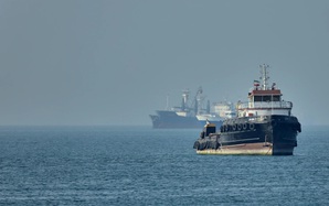 Căng thẳng Hormuz: Mỹ đánh chìm tàu Iran, UAE bị tập kích tên lửa
