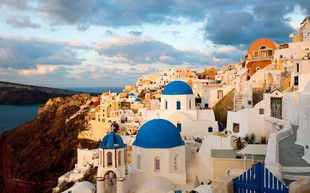 Ngắm những ngôi nhà tường trắng mái xanh ở Santorini