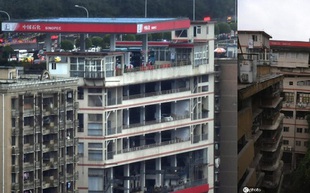 Tòa nhà kỳ lạ tại Trung Quốc có trạm xăng trên tầng cao