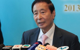 Ông trùm nhà đất trở thành người giàu nhất Hong Kong vào ngày nghỉ hưu