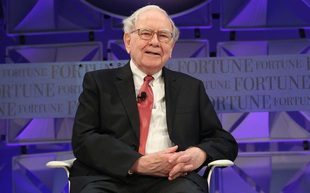 Giá trị cổ phần Apple của Buffett vượt xa vốn hóa Starbucks, Boeing