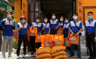 Quỹ Từ thiện Kim Oanh tặng gạo, thực phẩm cho trẻ mồ côi và sinh viên xa quê