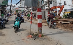 Sớm di dời trụ điện giữa đường