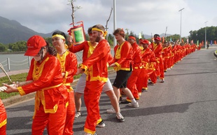 Du khách nước ngoài hòa trong không khí Lễ giỗ Bà Phi Yến 