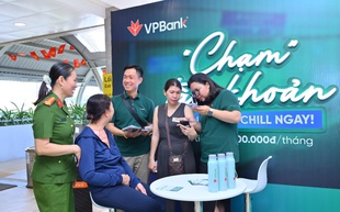 Hành khách metro thích thú trải nghiệm chạm thanh toán nhanh gọn của VPBank