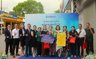 Gần 5 tỉ đồng quà tặng trao khách hàng PGBank trong chương trình ưu đãi tiền gửi