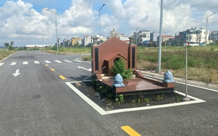 Dừng lưu thông qua khu vực có ngôi mộ án ngữ giữa đường