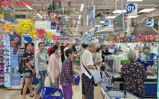 Người dân TPHCM mua gì trong ngày đầu tiên của kỳ nghỉ Tết Dương lịch 2026?