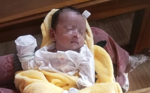 Tìm người thân của trẻ sơ sinh bị bỏ rơi trước cổng nhà dân lúc rạng sáng