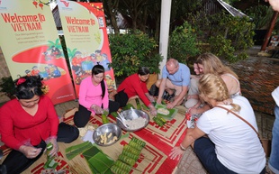 Du khách nước ngoài hào hứng với Tết Việt