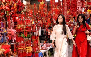 VIDEO: Phố, phường Hà Nội rực rỡ sắc Xuân