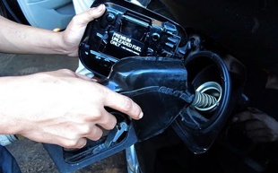 Quản lý thị trường TP HCM: Những cây xăng bán nhỏ giọt và găm hàng đã bị xử lý