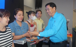 Nhiều hoạt động chăm lo ý nghĩa cho lao động nữ dịp 8-3