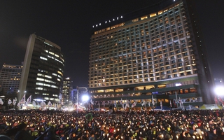 Hàng trăm nghìn người Hàn Quốc đi biểu tình