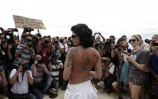 “Thả rông” vòng 1 phản đối luật cấm ngực trần