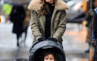 Miranda Kerr đội mưa “du hí” cùng con trai