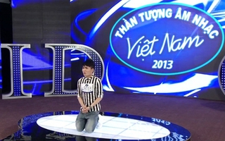 Thí sinh Vietnam Idol 2013 quỳ lạy xin thêm cơ hội
