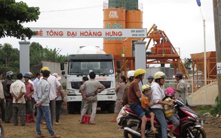 Gây ô nhiễm, công ty bê tông bị người dân “phong tỏa”