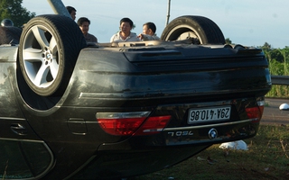 Ô tô BMW hất tung nhóm công an và dân quân lúc nửa đêm