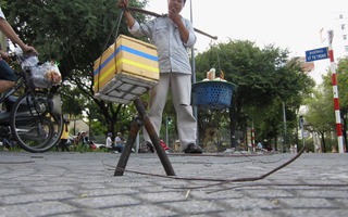 Hàng loạt cọc sắt nhọn giăng bẫy người đi đường ngay trung tâm Sài Gòn