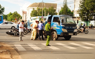 Tông vào xe ben, người đàn ông bị cán nát chân