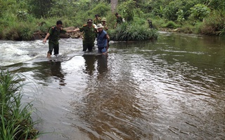 Phó giám đốc công an tỉnh băng rừng, lội suối đến hiện trường
