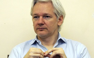 Ông trùm WikiLeaks hết mong thoát nạn