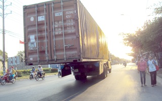 Container làm xiếc, dân hoảng vía