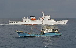 Tàu Philippines phá vây tuần duyên Trung Quốc