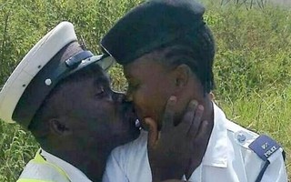 Cảnh sát bị sa thải vì… một nụ hôn