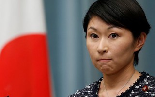 Nữ bộ trưởng Nhật Bản “dội gáo nước lạnh” vào ông Abe