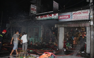 TP HCM: Cháy lớn ở 3 cửa hàng bán phụ tùng xe máy