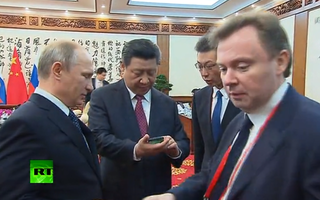 Ông Tập Cận Bình được bóc tem “iPhone Nga”