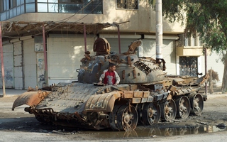 IS đánh bom tự sát vào xe tăng