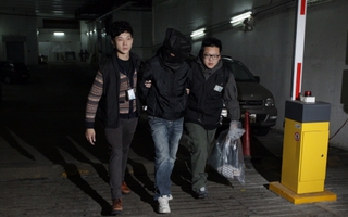 Cảnh sát Hồng Kông bắt 2 người "hôi tiền"