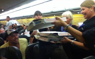 Trễ chuyến, phi công mua pizza cho toàn bộ khách