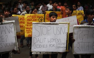 Ấn Độ: Thêm 1 thiếu nữ bị cưỡng hiếp và treo xác lên cây