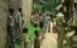 Ấn Độ: Cha con hãm hiếp bé gái rồi treo xác lên cây